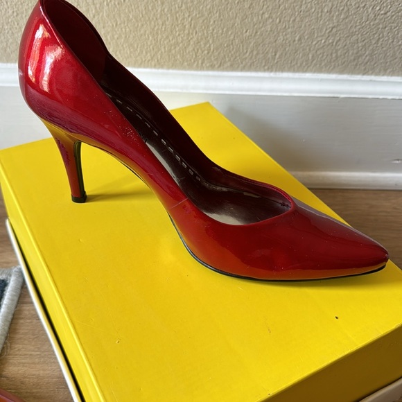 Ladies Red Shiny Leather 7 1/2 Pointy Toe Heels 👠 - Picture 5 of 5